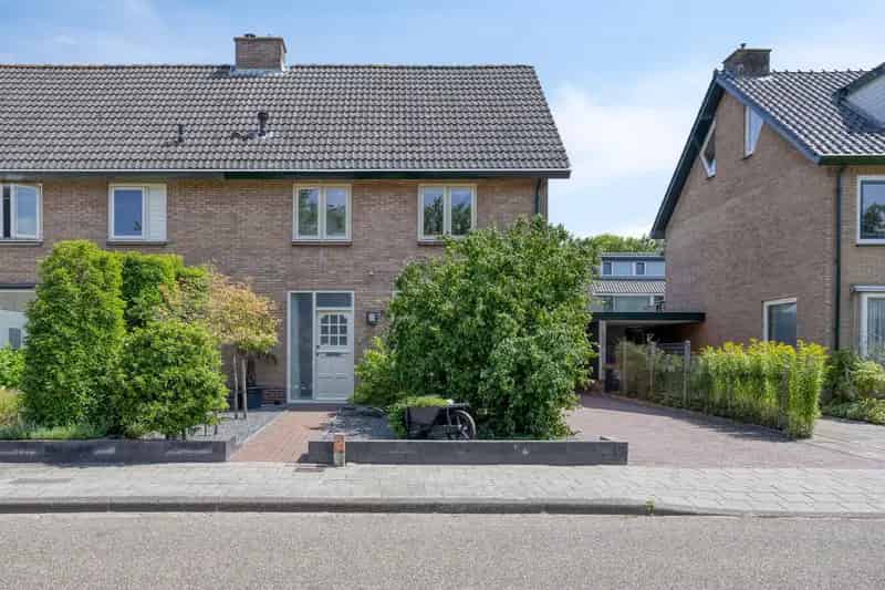 Helft van dubbel woonhuis Nijkerk 4 slaapkamers garage tuin