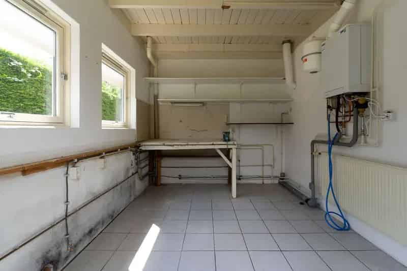 Op te knappen Bungalow nabij NS station en Winkelcentrum