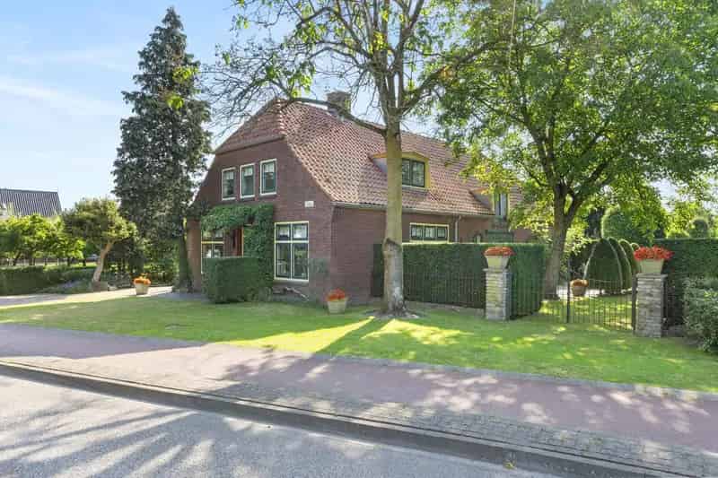 Ruime Vrijstaande Woning met Tuin en Bijgebouwen te Huissen