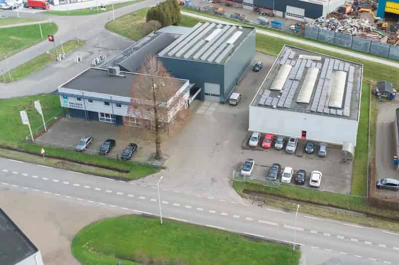 Bedrijfshal Hasselt te Koop: Representatief Complex met Kantoor en Magazijn