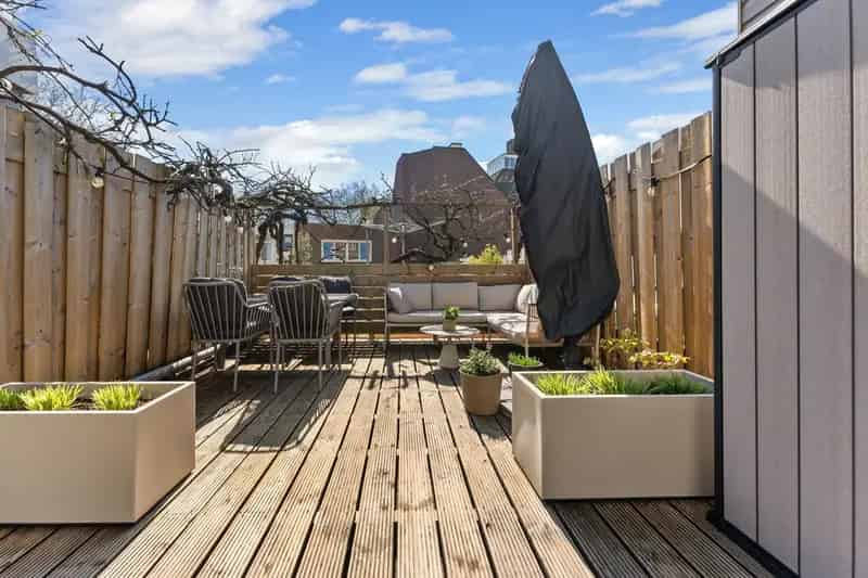 Vlaardingen Centrum: Sfeervolle Split-Level Woning met Dakterras en Patio