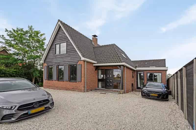 Luxe Villa met Guesthouse en Zwembad Landsmeer