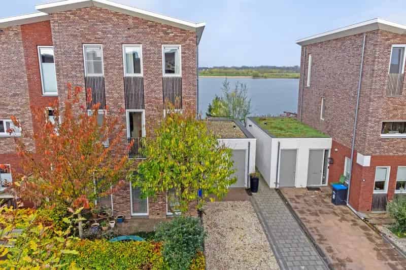 5 Slaapkamers Lentse Plas 2-onder-1-kapwoning Zonnepanelen