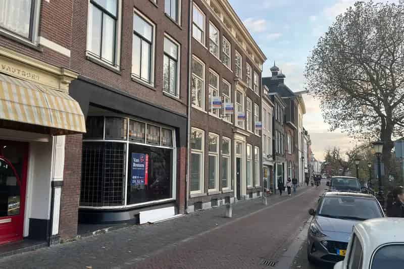 Winkel te Huur Oudegracht Utrecht 60m2 plus 130m2 kelder