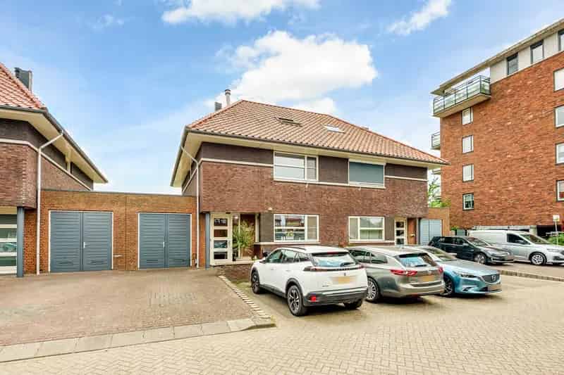 Huis te koop Wateringen: Ruime gezinswoning met zwembad