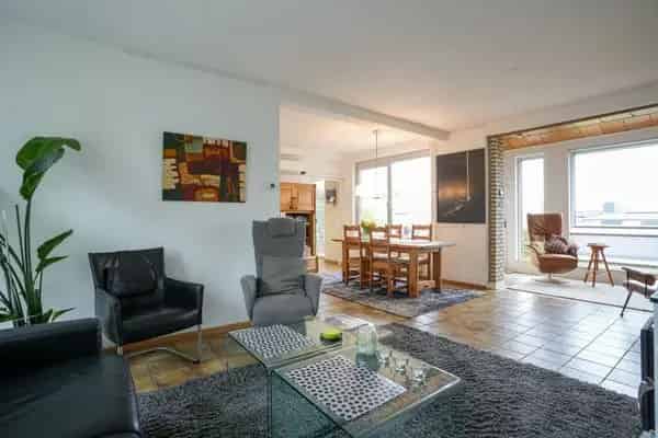 UITGEBOUWDE WONING MET GARAGE EN DAKTERRAS HEUVELLAND