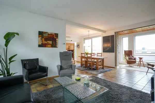 UITGEBOUWDE WONING MET GARAGE EN DAKTERRAS HEUVELLAND
