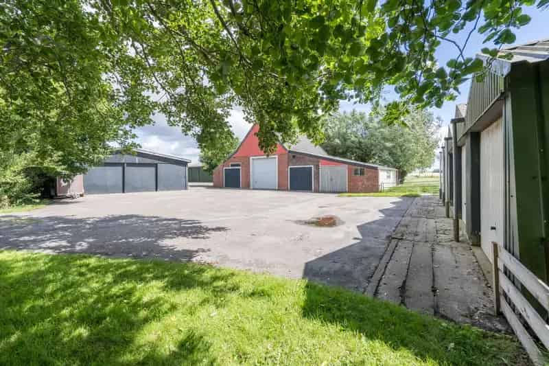 Bedrijfshal Holwert 7114m2 diverse bergingen garage Waddenzee