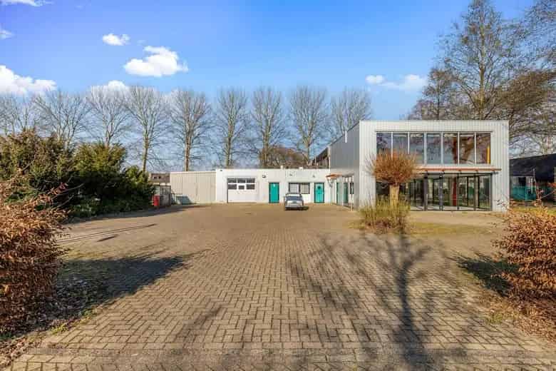 Bedrijfsruimte 570m2 Almere Showroom Kantoor Opslag Wonen
