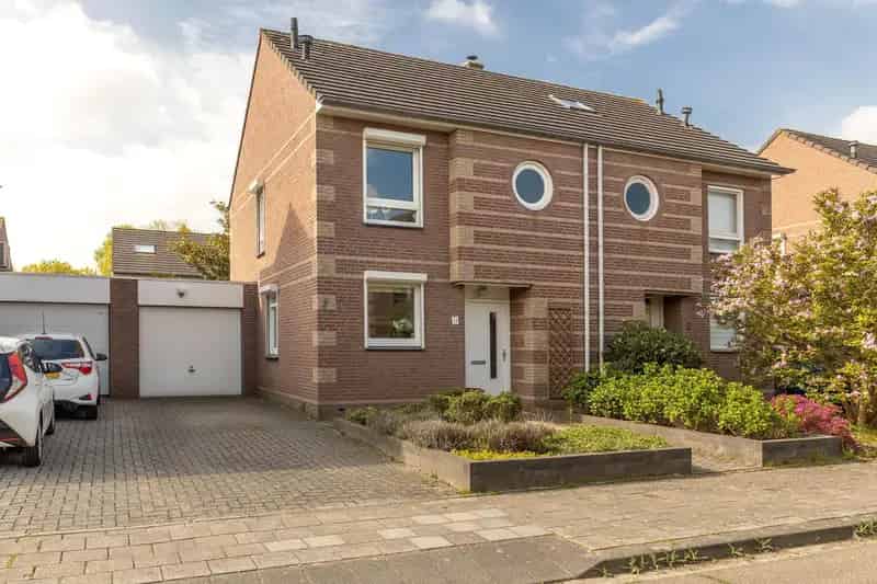 Geschakelde 2-onder-1-kapwoning met garage en tuin