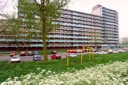 Hoevenbos 83: Appartement met balkon en lift, nabij winkels en OV