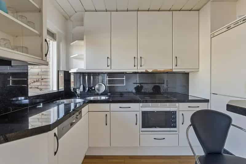 Ruime Drive-inwoning met Garage en 3 Balkons nabij Scholen