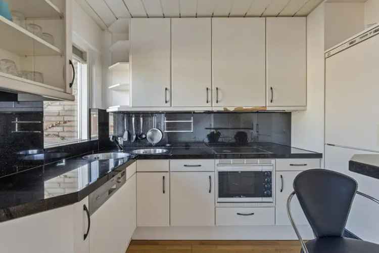 Ruime Drive-inwoning met Garage en 3 Balkons nabij Scholen