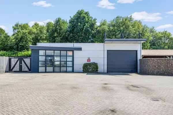 Bedrijfspand met Woning te koop Aan de Rigel