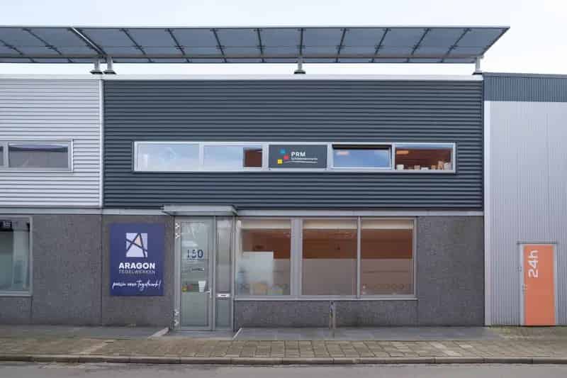Bedrijfshal te huur Sittard 170m2 bedrijfsruimte 125m2 kantoor