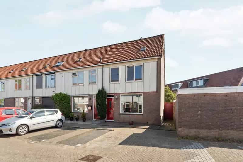 Huis te koop Purmerend: Ruime hoekwoning nabij voorzieningen