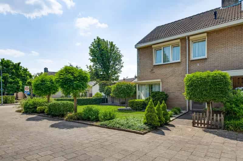 Ruime 2-onder-1-kapwoning Weert 4 slaapkamers grote tuin garage