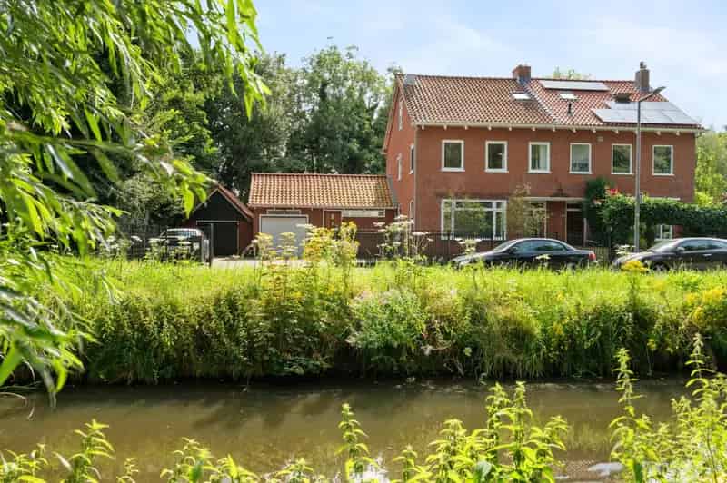 Half vrijstaande woning Ruim Perceel Multifunctionele Bijgebouwen
