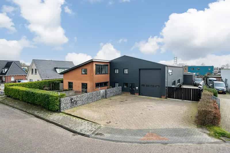 Bedrijfshal en woning te koop in Drachten