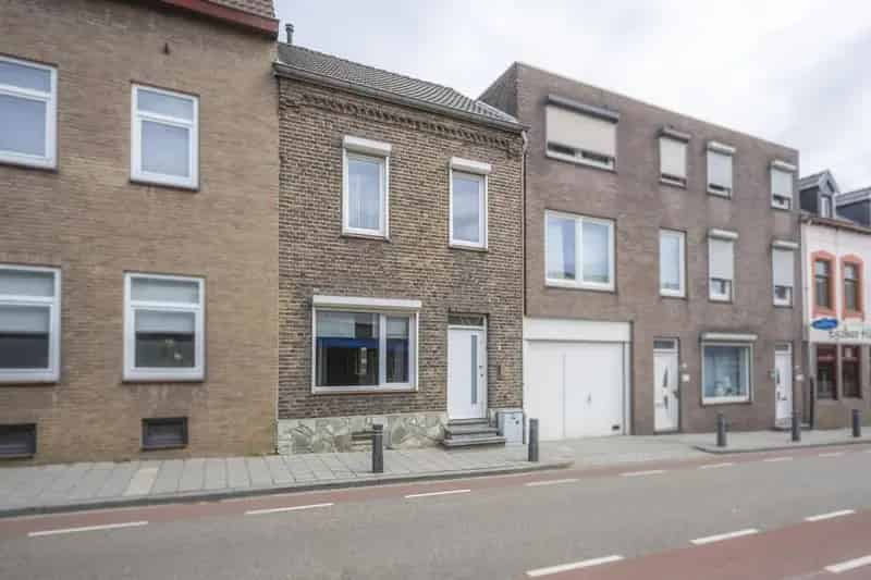 Tussengelegen woning Eygelshoven met schuur zolder en tuin