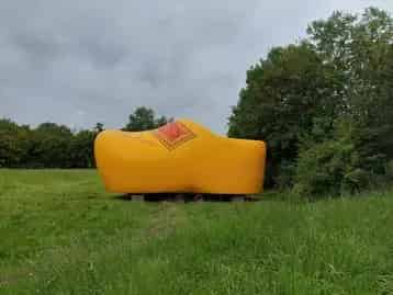 Giant Clog Tiny Home 8x3x3 meter Mobiele Recreatiewoning