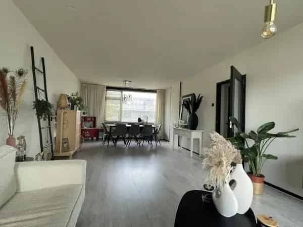 Ruim appartement Wipstrik twee slaapkamers groot balkon