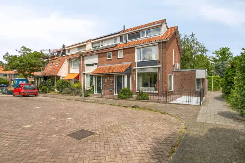 Huis te koop Muiderberg: Ruime hoekwoning met tuin