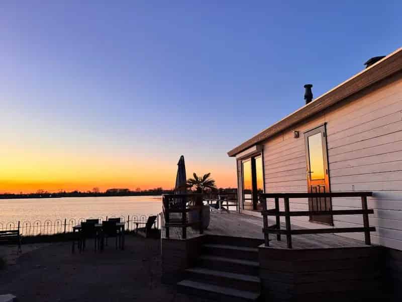 Recreatiewoning Chalet Maas direct aan het water