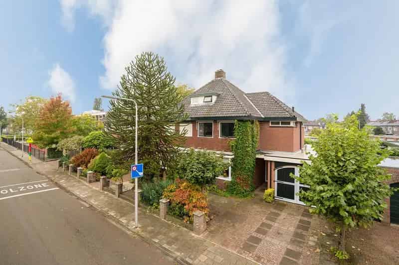 Ruime jaren 30 woning met 4 slaapkamers en garage
