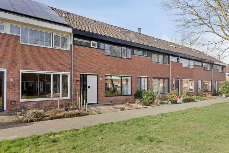 Ruime 4 Slaapkamers Tussenwoning Emmeloord-West Zonnige Tuin