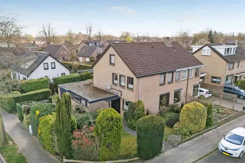 Royaal halfvrijstaand huis 6 slaapkamers 400m2 tuin