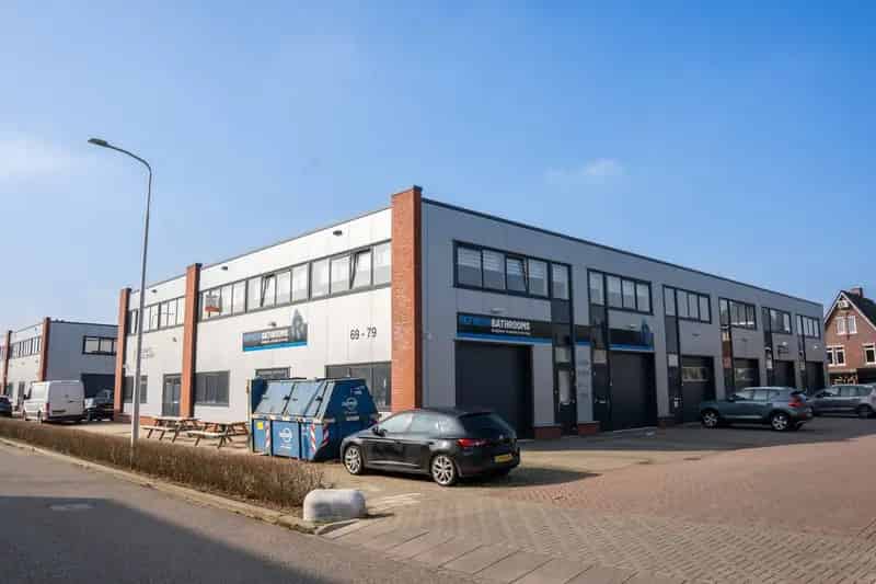 Bedrijfshal te huur Pijnacker 375m2 Kantoorruimte Showroom Zonnepanelen