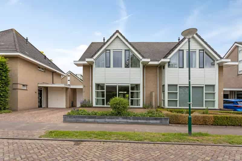 Ruime Tweekapper te Koop in Heesch 4 Slaapkamers Garage Tuin