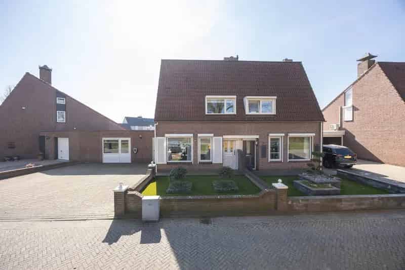Ruime 2-onder-1-kapwoning St Willebrord met Bijgebouw