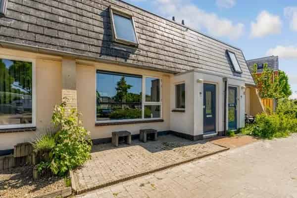 Tussenwoning Lelystad 2 slaapkamers moderne keuken tuin zonnepanelen