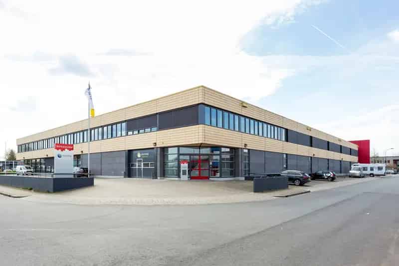 Bedrijfshal te Huur Apeldoorn 2800m2 Kantoor 860m2