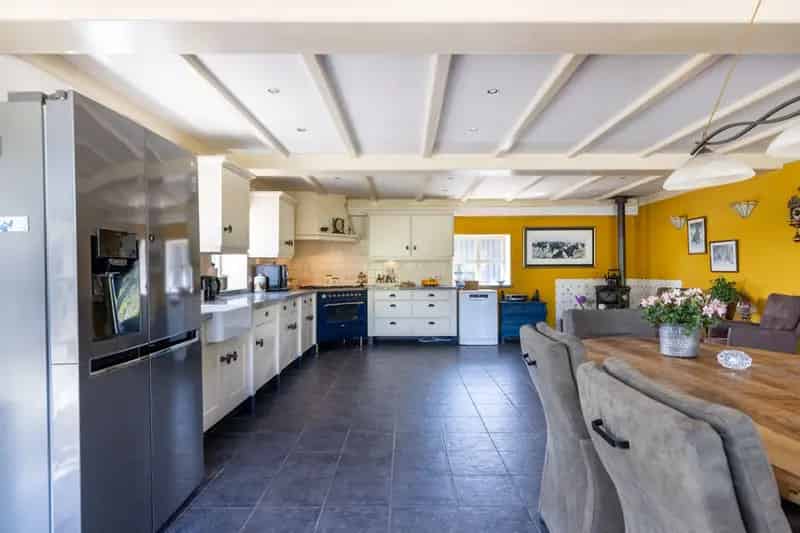 Woonboerderij met Bijgebouwen en Weiland te Koop