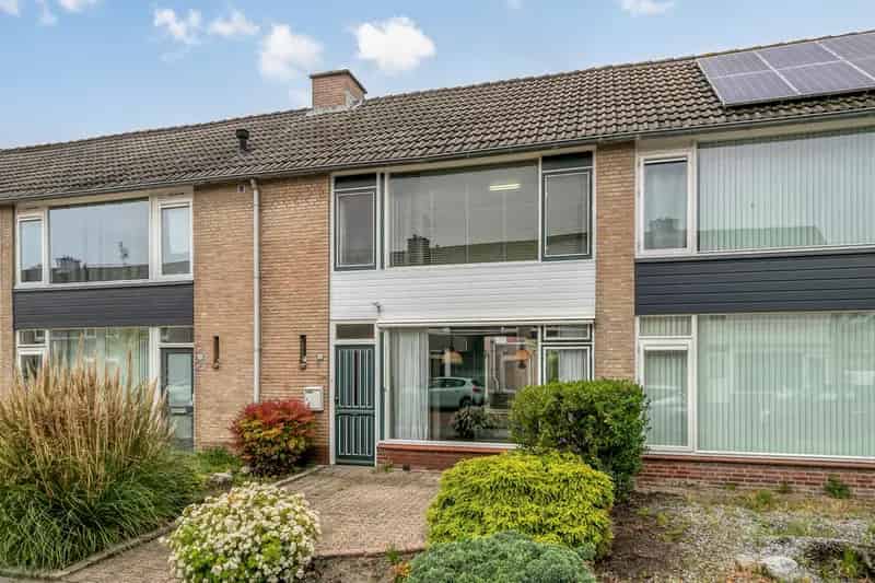 Te renoveren tussenwoning Steenbergen