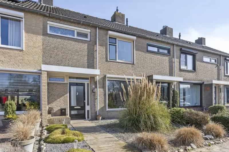 Grote Uitgebouwde Woning met Garagebox en Tuin