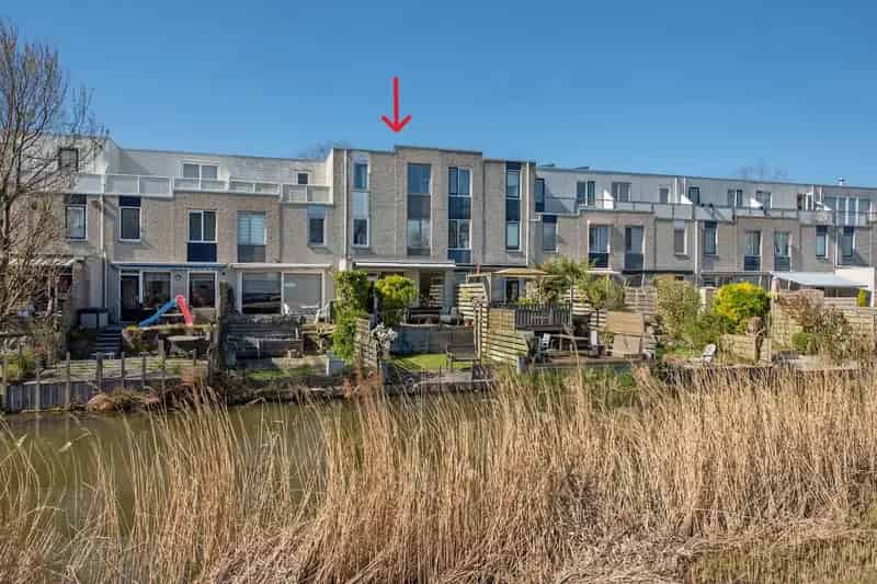 5-kamer eengezinswoning Rokkeveen met tuin aan het water