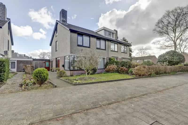 Ruime 2-onder-1-kapwoning in Krakeel met garage en tuin