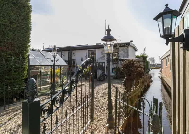 Luxe Vrijstaande Woonark met Tuin Jacuzzi en Sauna