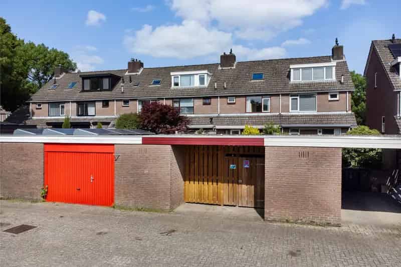 Tussenwoning Apeldoorn Zuid 3 slaapkamers zonnige tuin carport