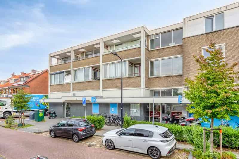 Studio te koop Oud Rijswijk: Licht, ruim balkon, 40m²