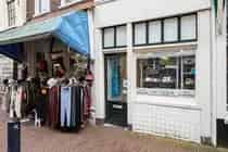 80m2 Winkelruimte Gouda: Beleggingsobject met Verhuurde Winkel en Woning