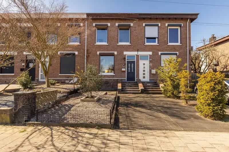 Tussenwoning Heerlen 3 slaapkamers moderne keuken grote garage 12 zonnepanelen
