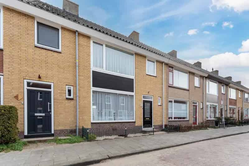 Huis te koop Maassluis: starterswoning met royale tuin