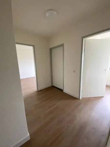 Ruim 3 Kamer Appartement gestoffeerd met Balkon en Parkeergelegenheid