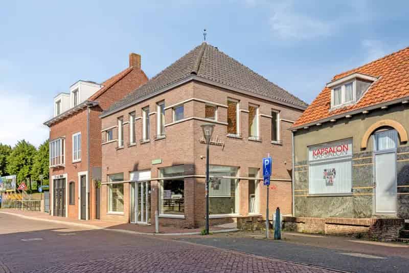 Winkelruimte en Bovenwoning te Hulst