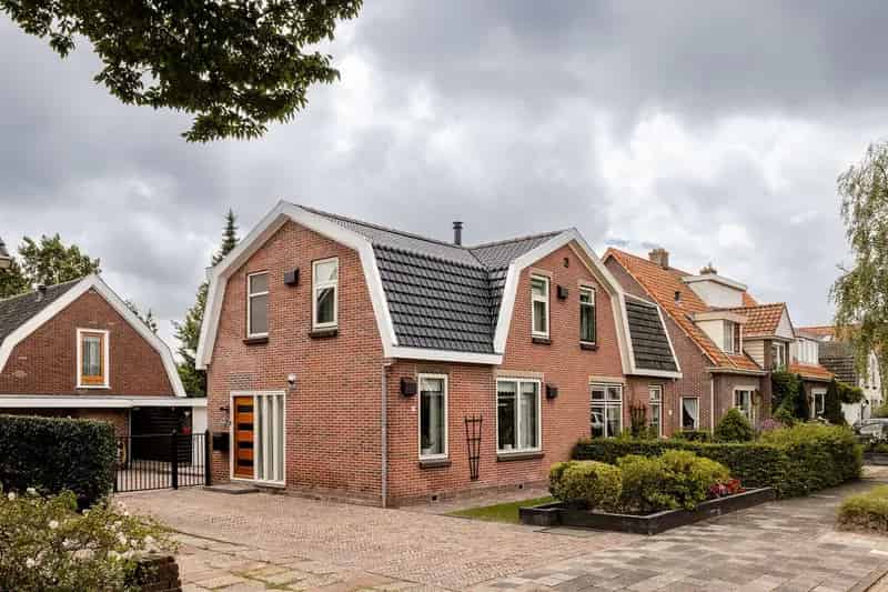 Tweekapper met Bedrijfsgebouw Zwanenburg